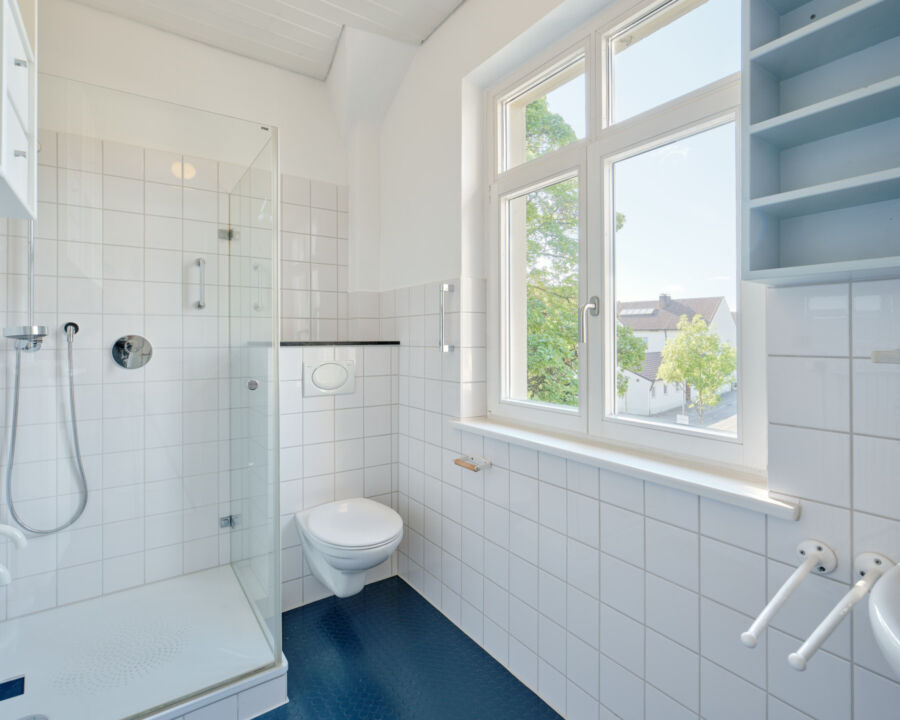 Charmantes Ein- bis Zweifamilienhaus in bevorzugter Lage auf sonnigem Grundstück - Bad mit Dusche