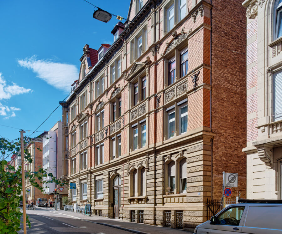 Kernsaniertes Mehrfamilienhaus in beliebter Wohnlage im ++Stuttgarter Westen++ - Blick von der Augustenstraße